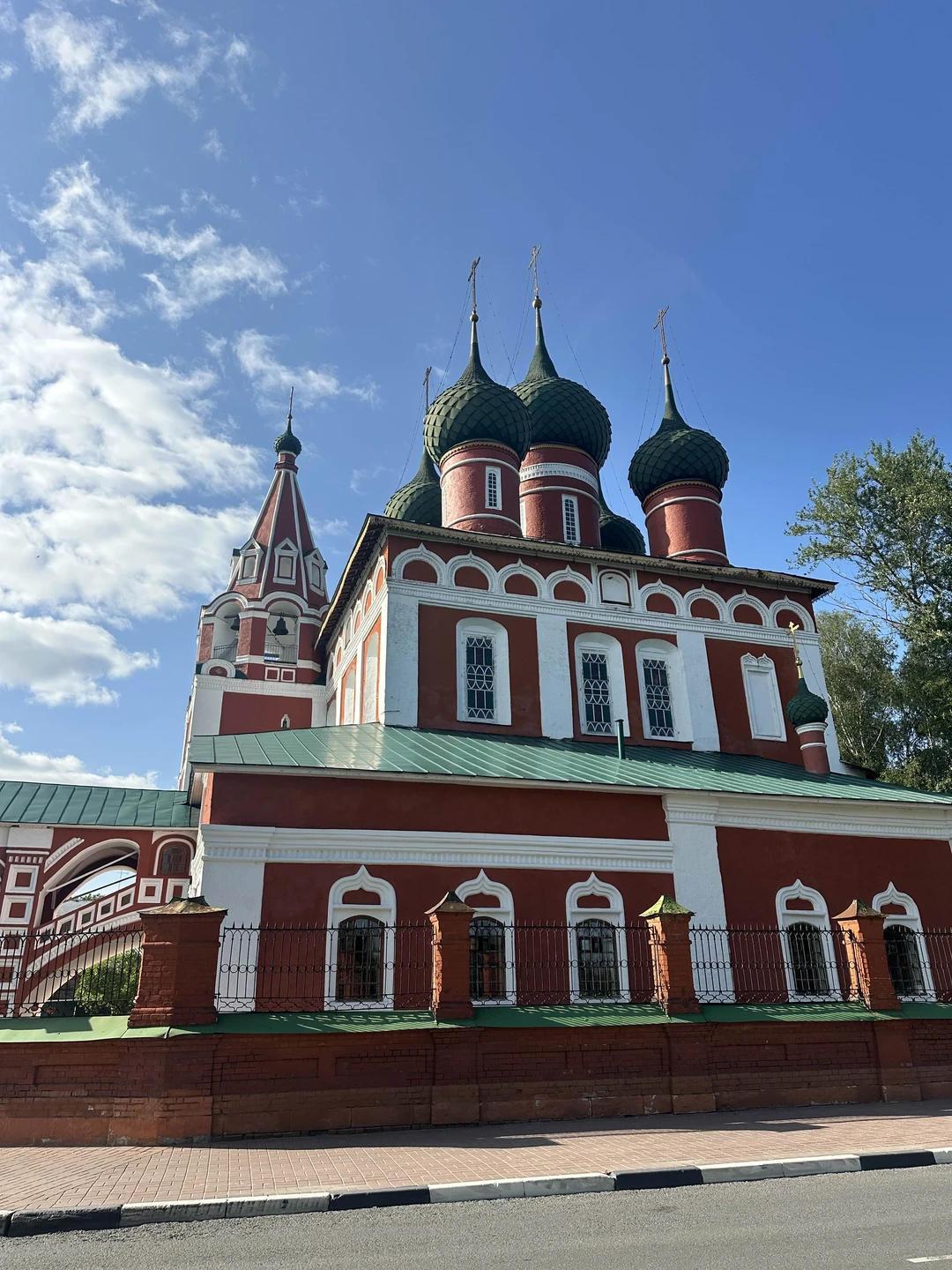 Очень хорошая выжалась с прогулка с гидом Светланой! Рассказала про историю города и все ключевые моменты в его истории!