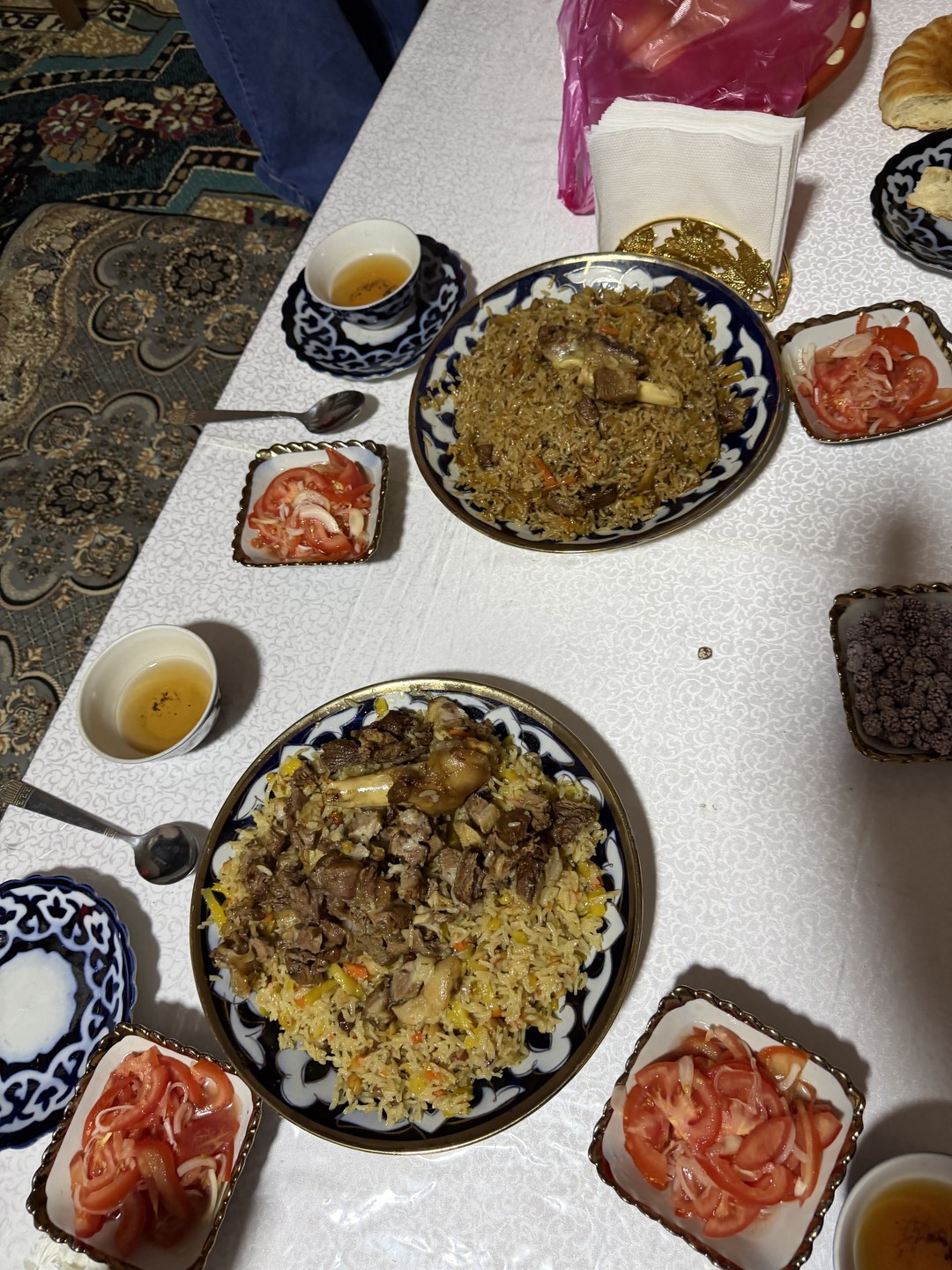 Зайнуддин ака прекрасный ошпаз, а также отличный рассказчик. Мы готовили два плова: свадебный и чайханский. Это