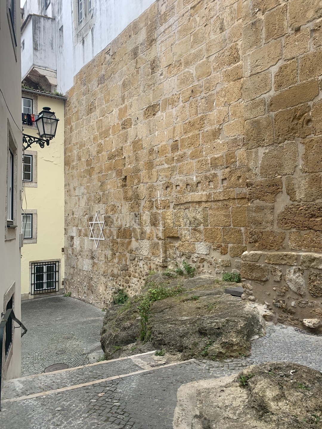 Провели со Светланой 3,5 незабываемых часа в Лиссабоне. Узнали очень много об истории города и Португалии