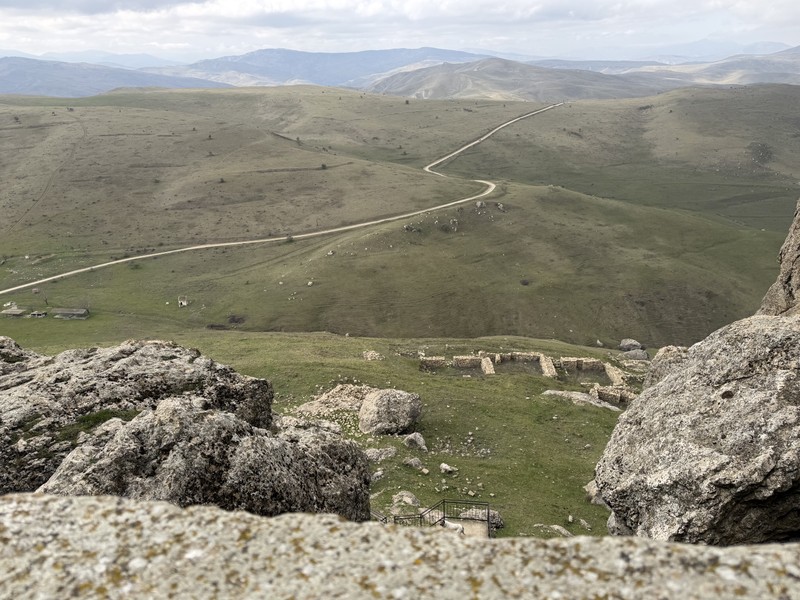 Природа Азербайджана оставила очень сильное впечатление — контрастная и живая. Горы, озера и каньоны стоят того