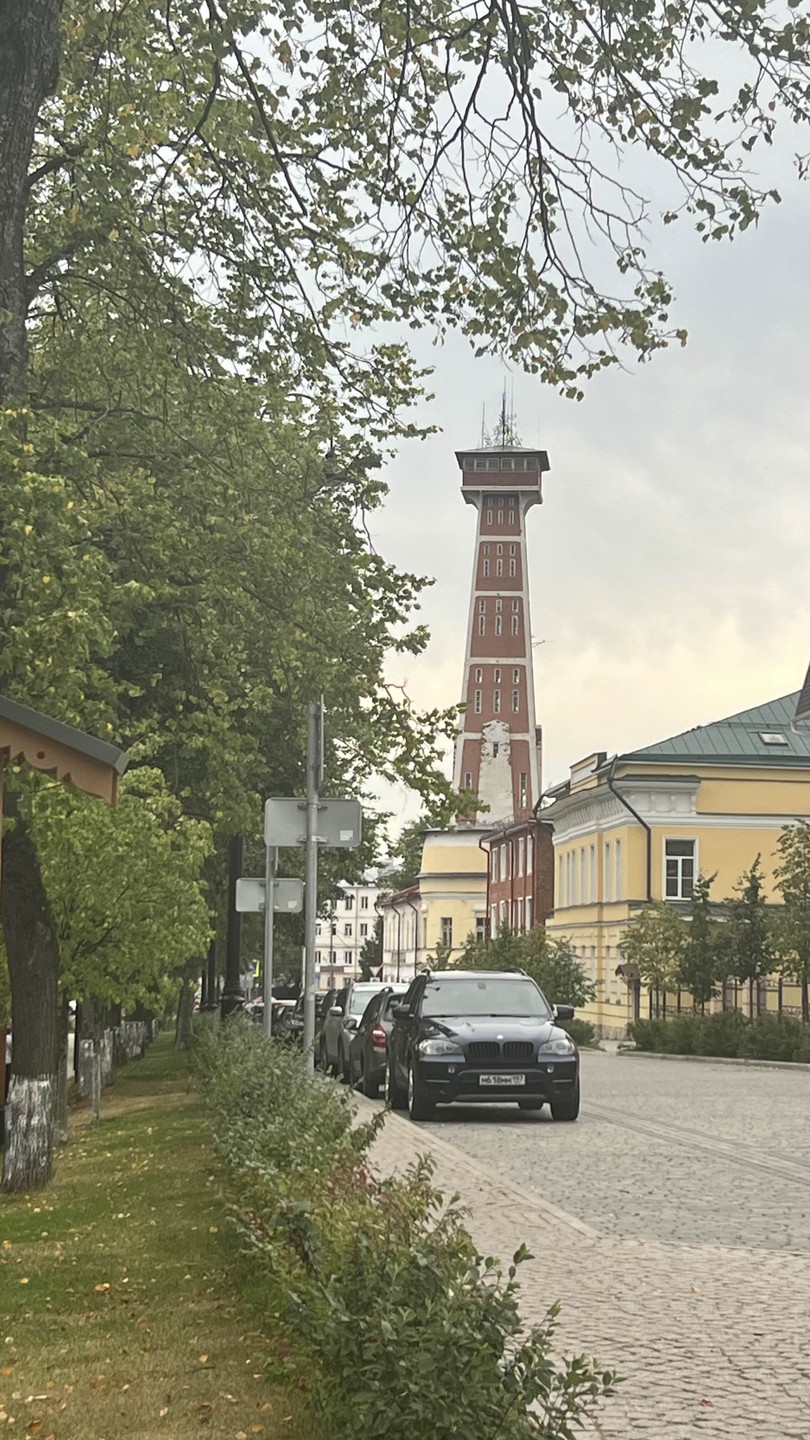 Экскурсию нам провела Ольга. Приятная в общении девушка, заведующая одним из музеев Рыбинска. Прогулялись по знаковым