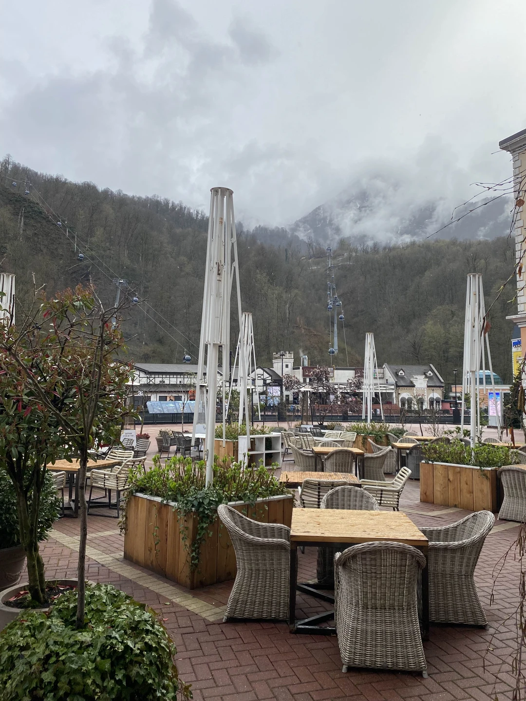 В целом, нормально. Доехали до Красной поляны, послушали информацию, погода была хмурая, на гору подниматься не