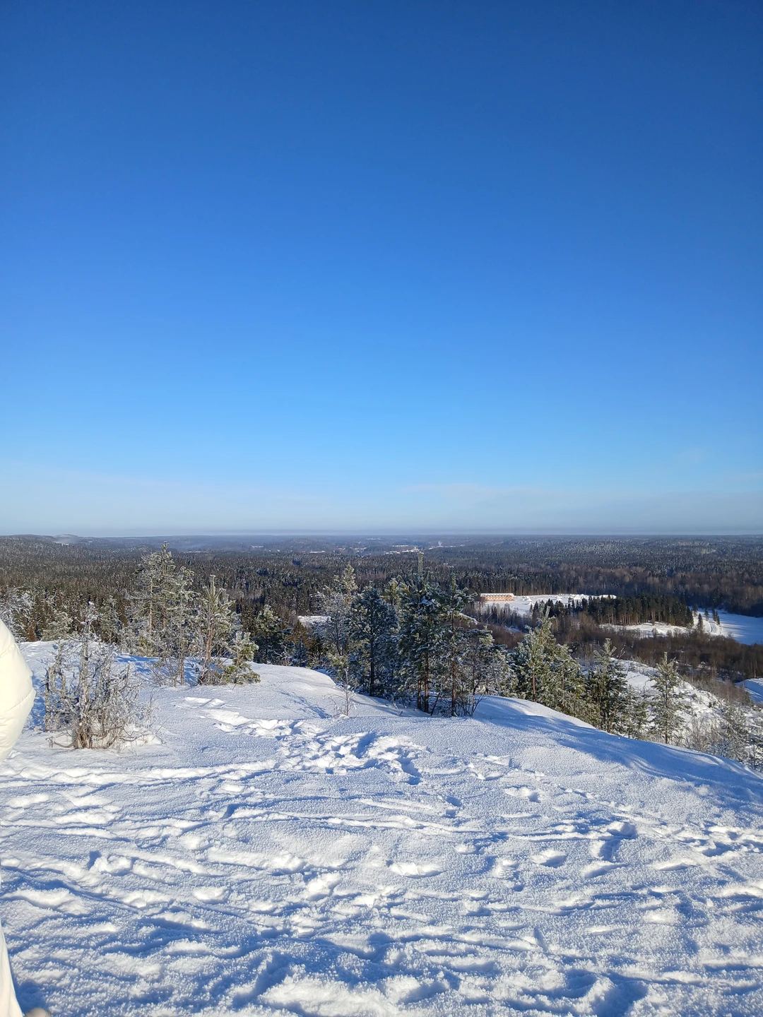 Спасибо Ярославу за экскурсию. Великолепно прогулялись по природе Карелии. Шхеры, водопады,добыча кварца и гранат. Поднимались на