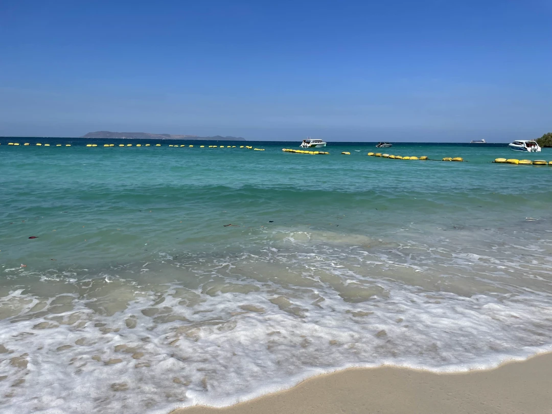 Удобная экскурсия из Бангкока для тех, кто хочет позагорать, искупаться. Теплое море, белый песок остров Ко Лан