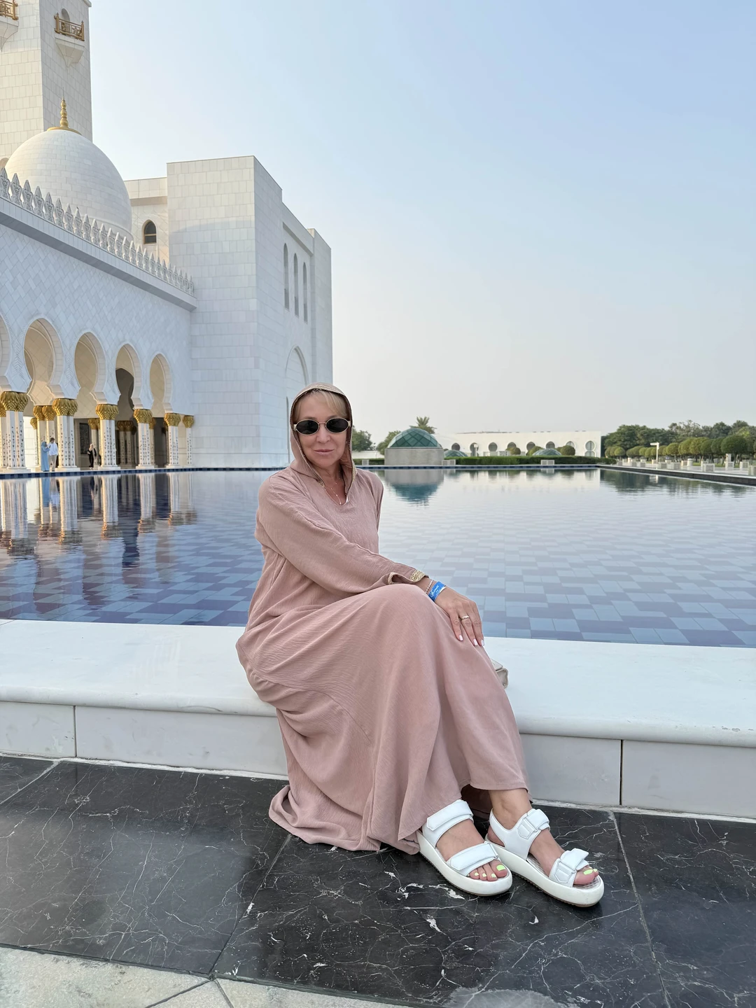 Доброго времени суток ☀️Съездили в Абу-Даби из Аджмана, нашим гидом был Амир. Машина комфортная, ехали в