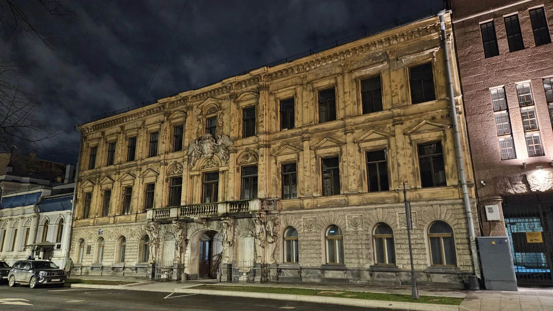 Очень ёмкая и насыщенная информацией экскурсия, сопровождаемая изображениями на планшете. Рассказ Андрея разбивается на истории об