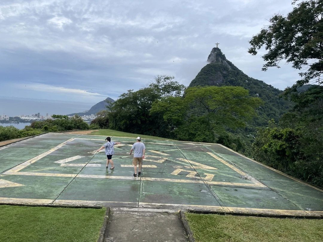 С нами на экскурсии была Татьяна. Нам очень повезло, что мы выбрали такого замечательного экскурсовода. Это
