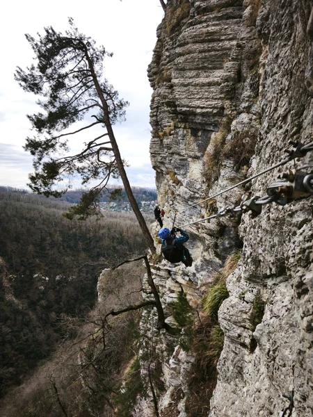 Виа феррата - это шикарная и нестандартная активность, которую в России мало где можно попробовать. Море