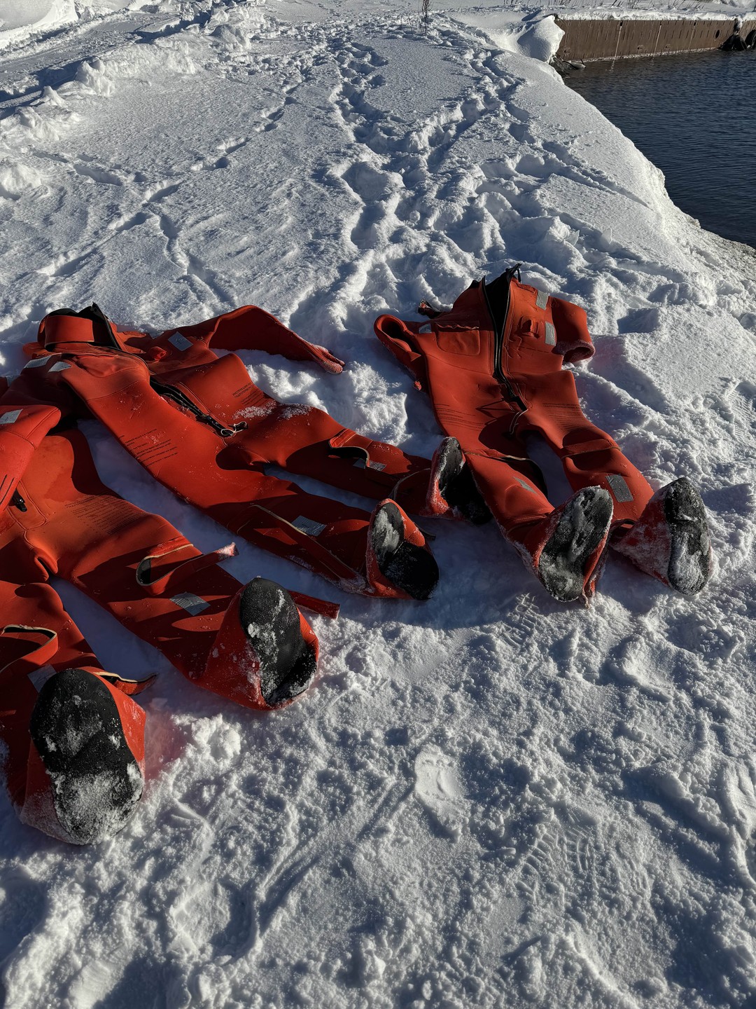 Первым делом на Камчатке мы решили бросить вызов самим себе - искупаться в Тихом океане! И