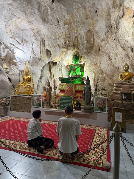 Покупаться в водопадах была хорошая идея, но идти к ним км вверх по бездорожью- было непросто, совсем непросто…