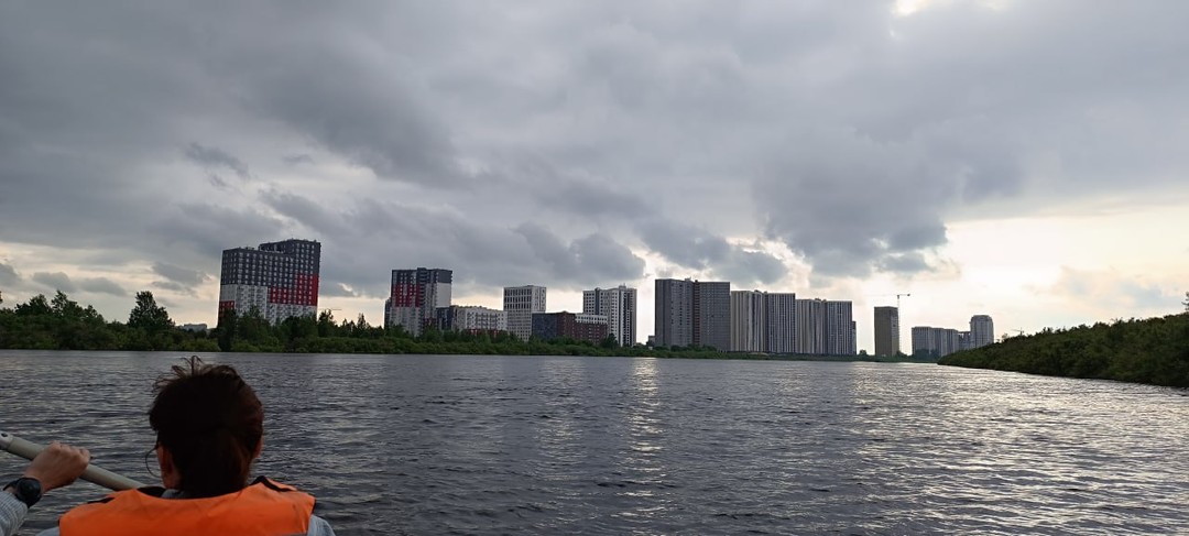 Впервые сплавлялись на байдарке. Валерий подробно провел инструктаж, потренировали на суше все движения веслом. Ехали на
