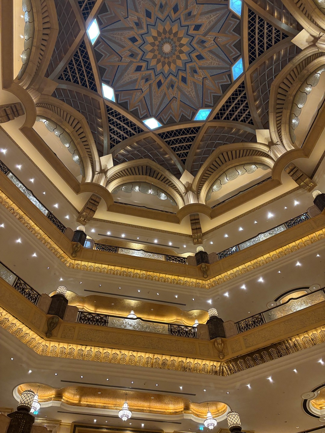 Были на обзорной экскурсии по Абу-Даби из Дубая. Прекрасный гид Девид очень профессионально и занимательно рассказывал