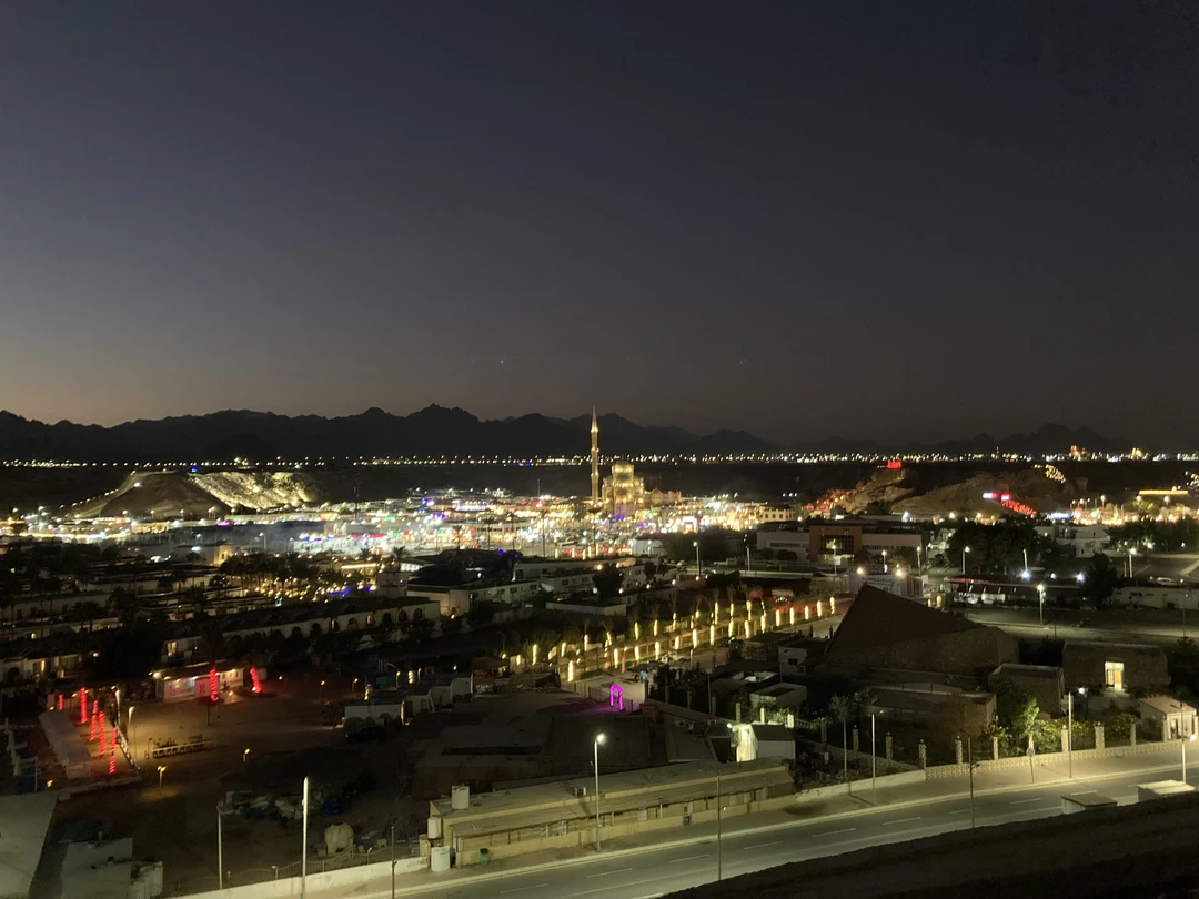 Выбрали экскурсию именно у Валида по рекомендации - и не пожалели! Валид очень интересный рассказчик с