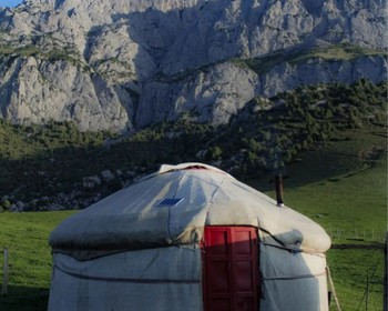 Через марсианские каньоны Кок-Мойнок к Иссык-Кулю, вечер и ночь в юрточном лагере