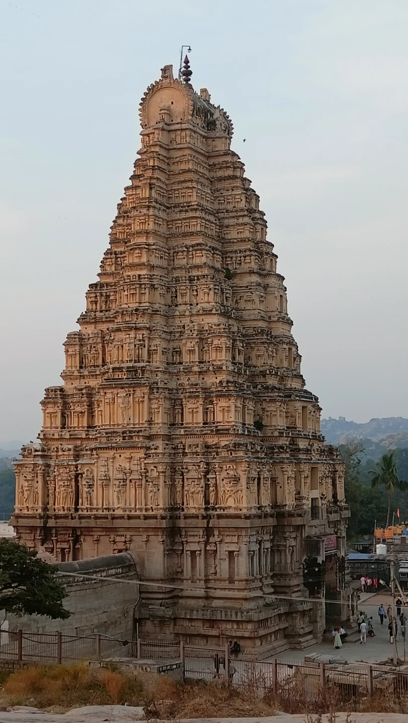 Мы ездили в Хампи 29-30 ноября. Гид была Лина. Нам все очень понравилось. Сколько нового мы
