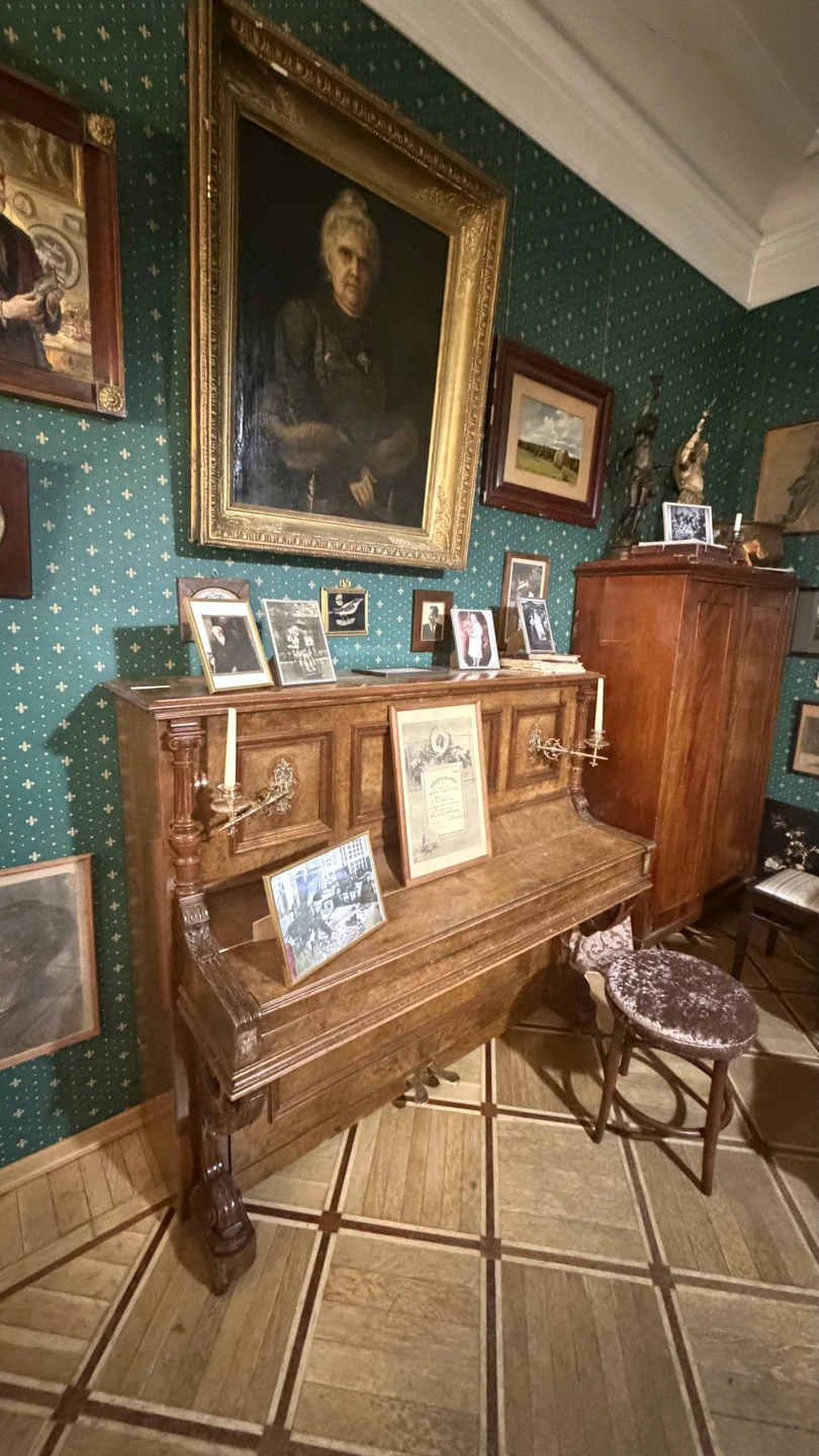 В гости к семье Бенуа: закрытая квартира и живая мелодия арфы (Марина)