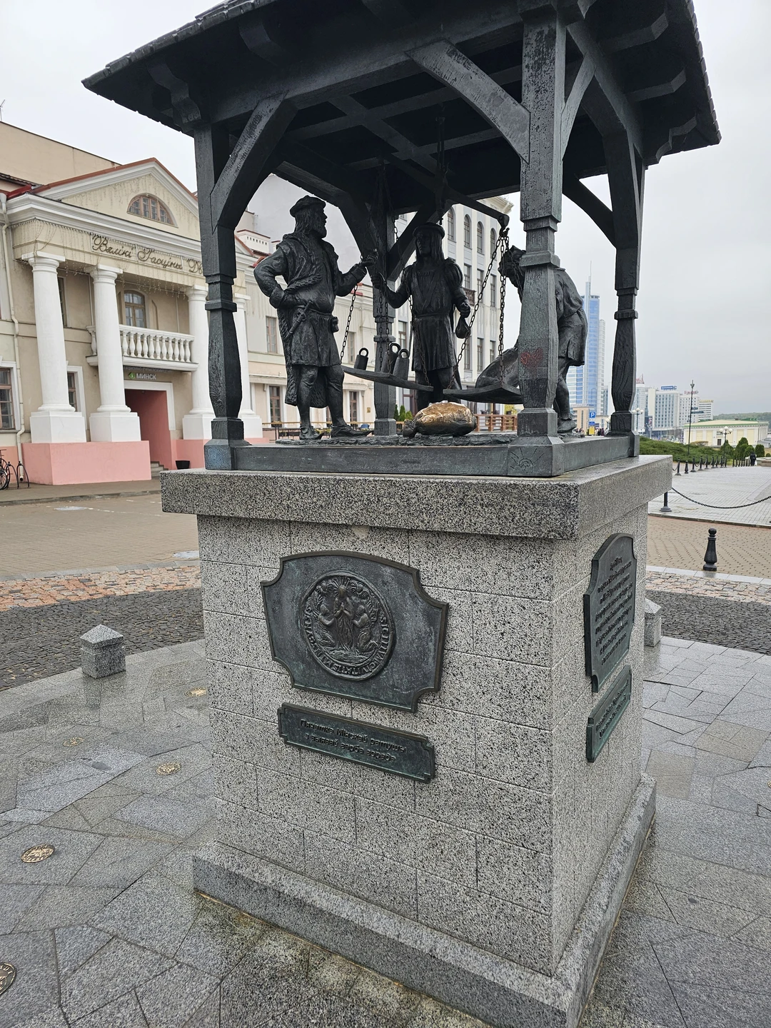 Шикарнейшая экскурсия с Вячеславом. Потрясающе интресный рассказчик, адаптировано под разновозрастнлй состав группы. Очень масштабно и в