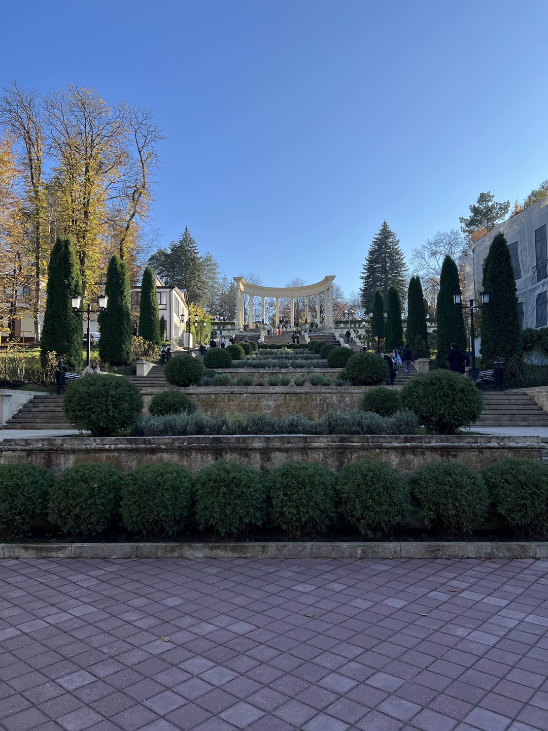 Экскурсия с Аленой прошла очень интересно. Все располагало к приятному времяпровождению: содержательный рассказ, замечательные виды парка