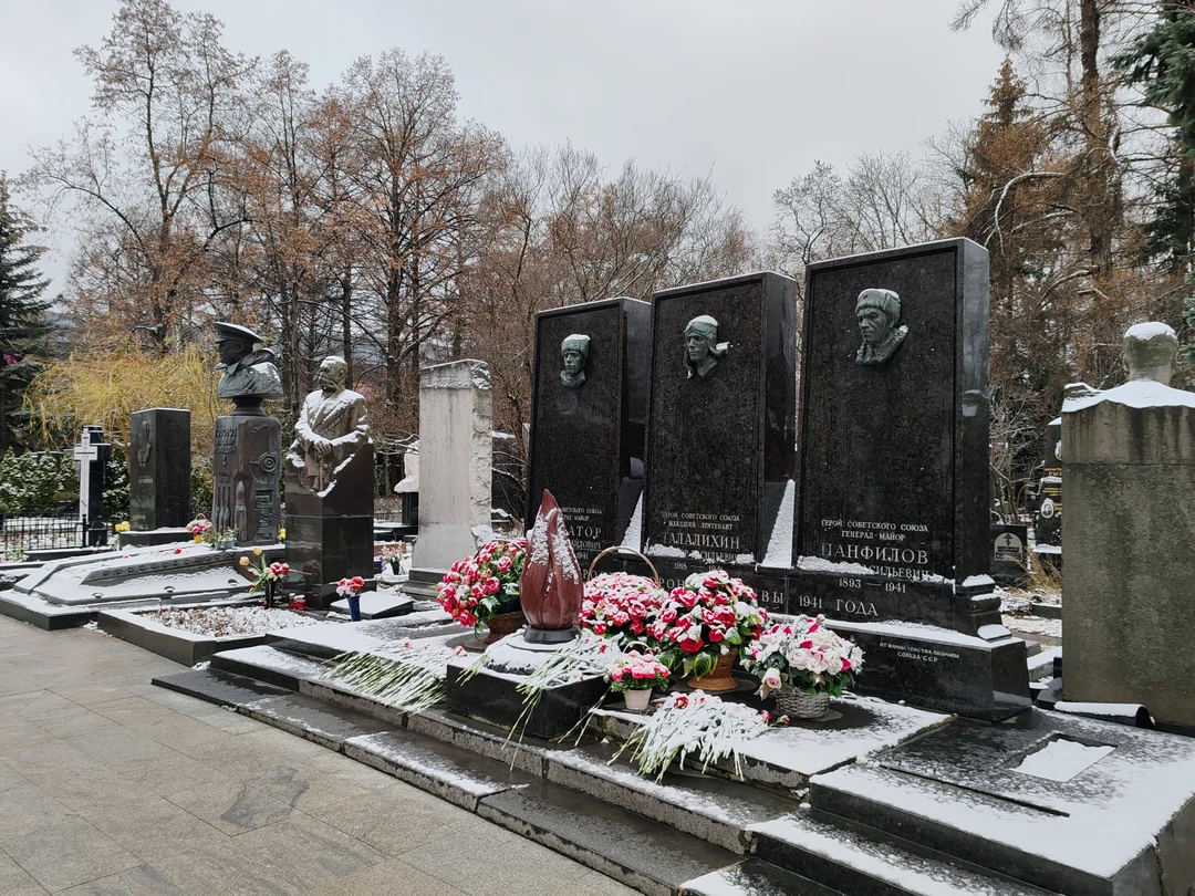 Экскурсовод Валерия, к сожалению, не запомнила отчество, держит внимание, знает множество историй, поэтому не стесняйтесь задавать