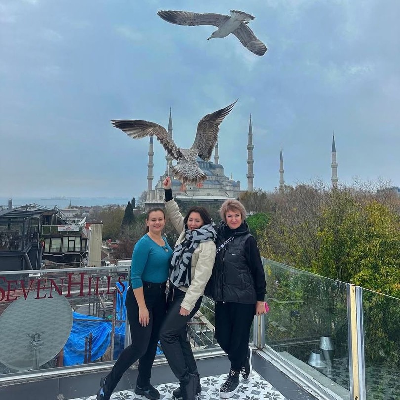 Сегодня у меня была небольшая, двухчасовая прогулка по историческому центру Стамбула — по площади Султанахмет. Честно