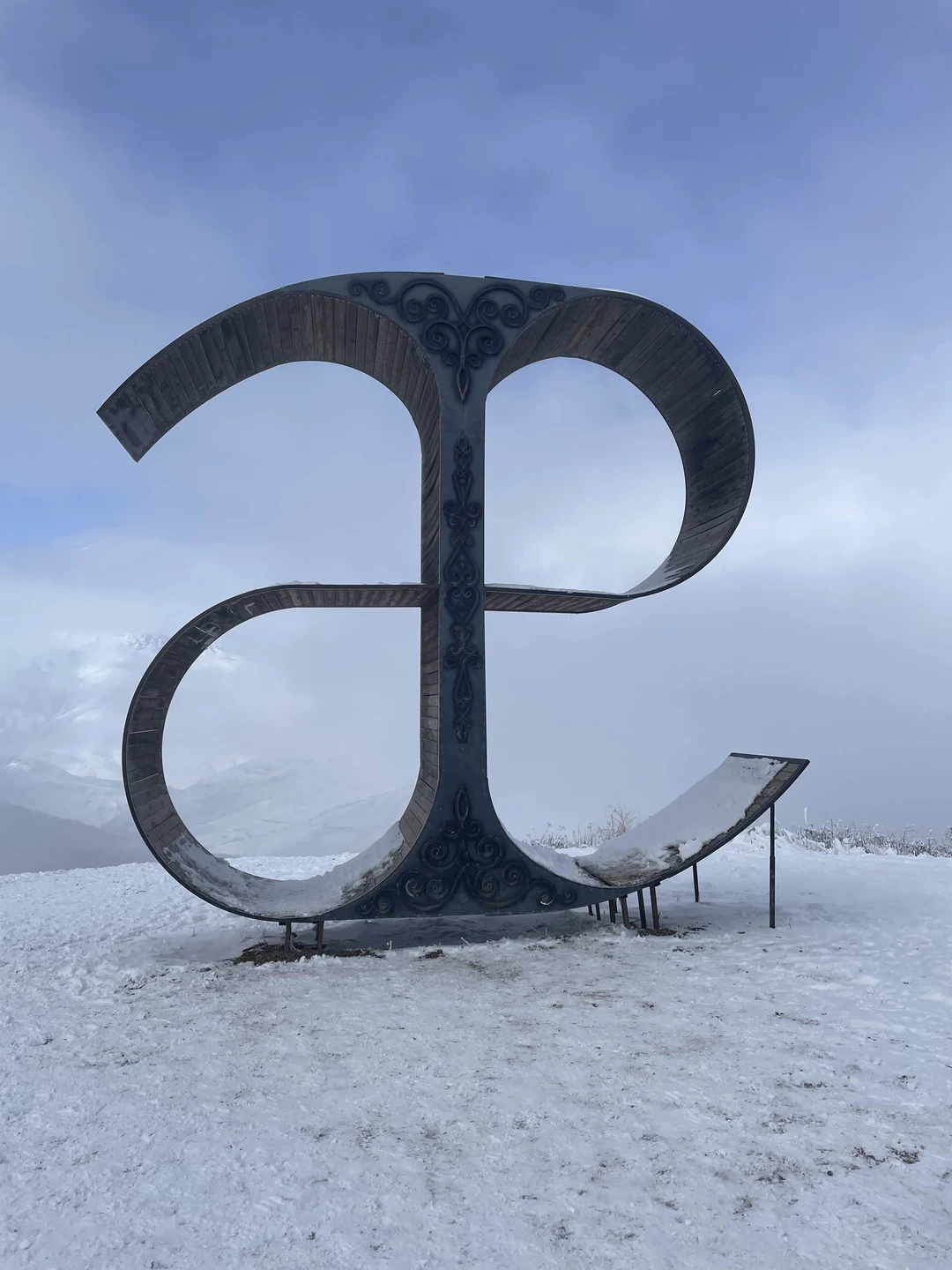 Потрясающая поездка! Величественные горы, чистейший воздух и неповторимая атмосфера. Узнал много нового об истории и культуре