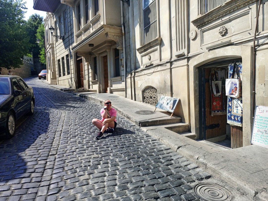 Интелегентный, образованный бакинец Самир 🙂. Экскурсия понравилась, охватили максимальное количество интересных и красивых мест города, т.