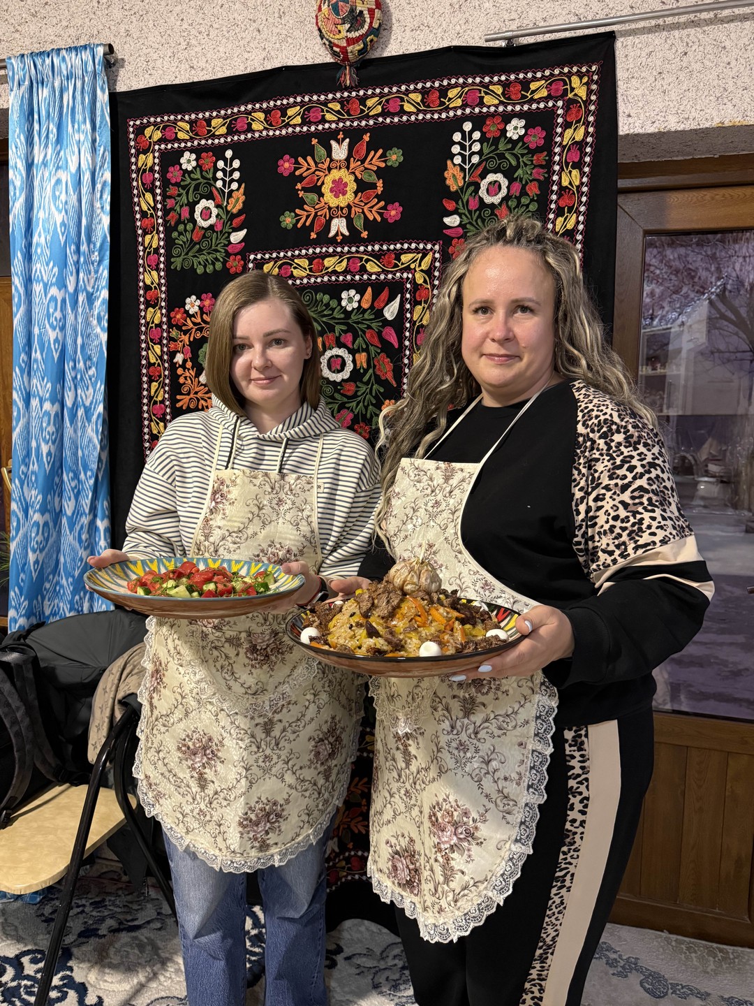 Прекрасный мастер класс. Душевно пообщались. Пока наш плов готовился, попили вкуснейший чай с плюшками, самсой, орешками. Недоеденное отдают с собой:)