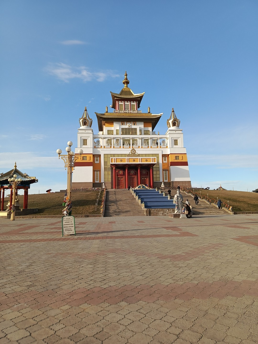 Знакомство с городом решили предоставить экскурсоводу и не пожалели. Наян (или Ян, как он представился) поразил