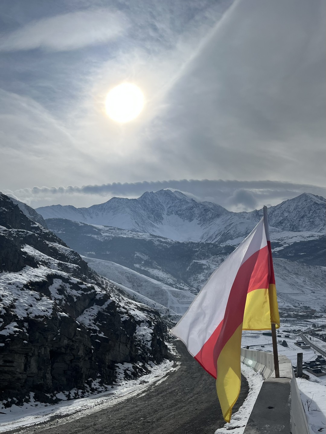 Ездили в Осетию с экскурсоводом Николаем, забрал нас вовремя, пока ехали забирать других участников, он рассказывал