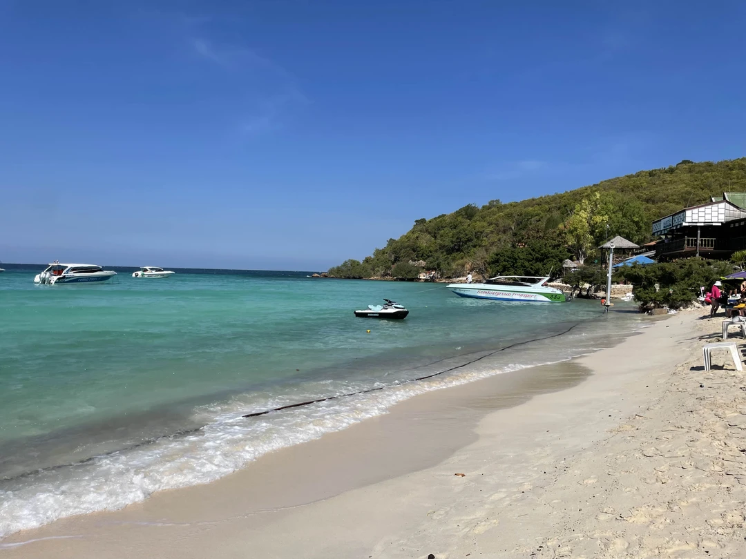 Удобная экскурсия из Бангкока для тех, кто хочет позагорать, искупаться. Теплое море, белый песок остров Ко Лан