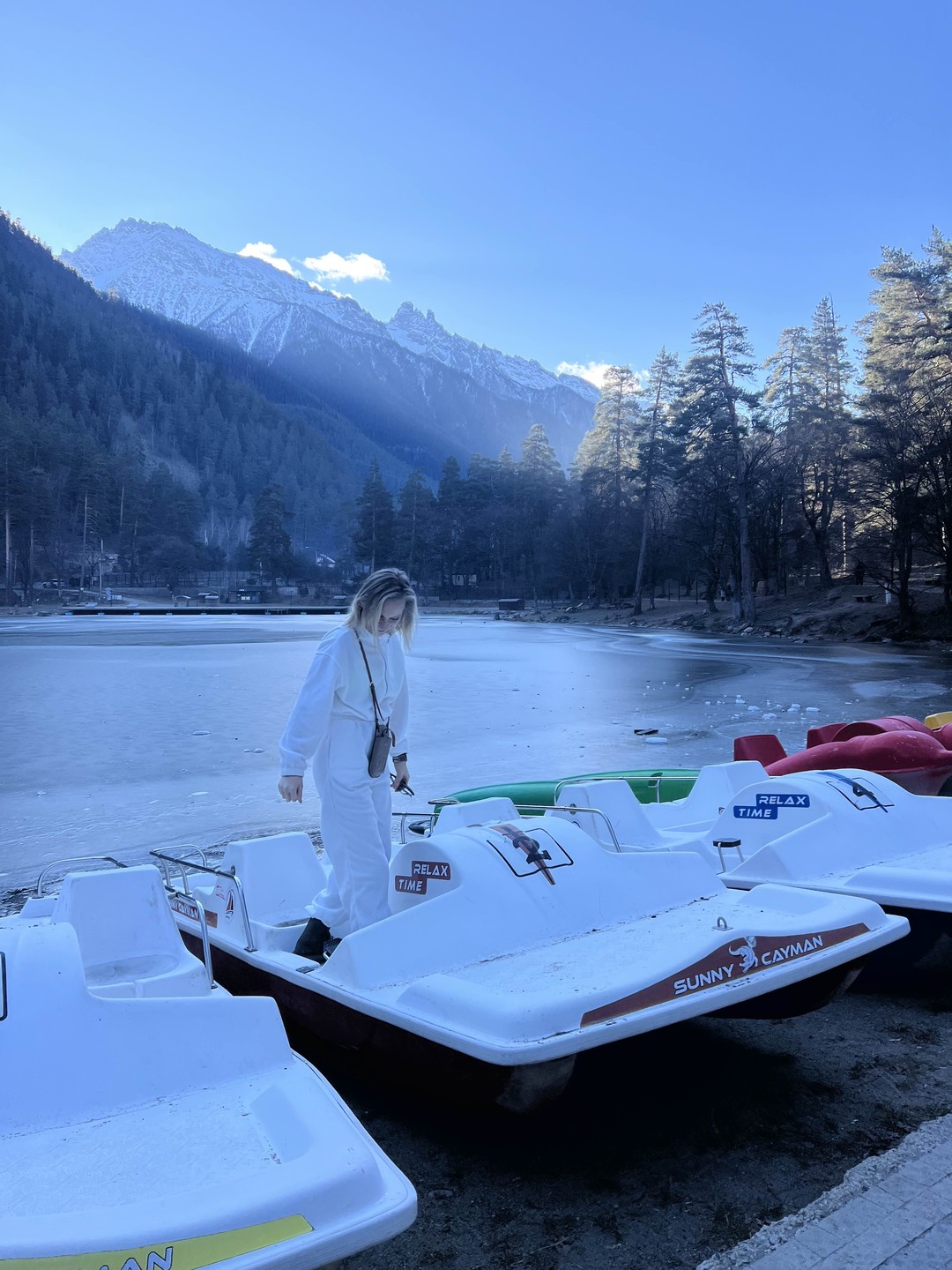 Сегодня вернулись с экскурсии на Домбай, с нами был гид Мурат, аккуратный водитель, интересный рассказчик, вежливый