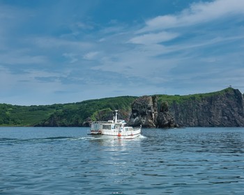 Морская прогулка по бухтам с сытным обедом на борту