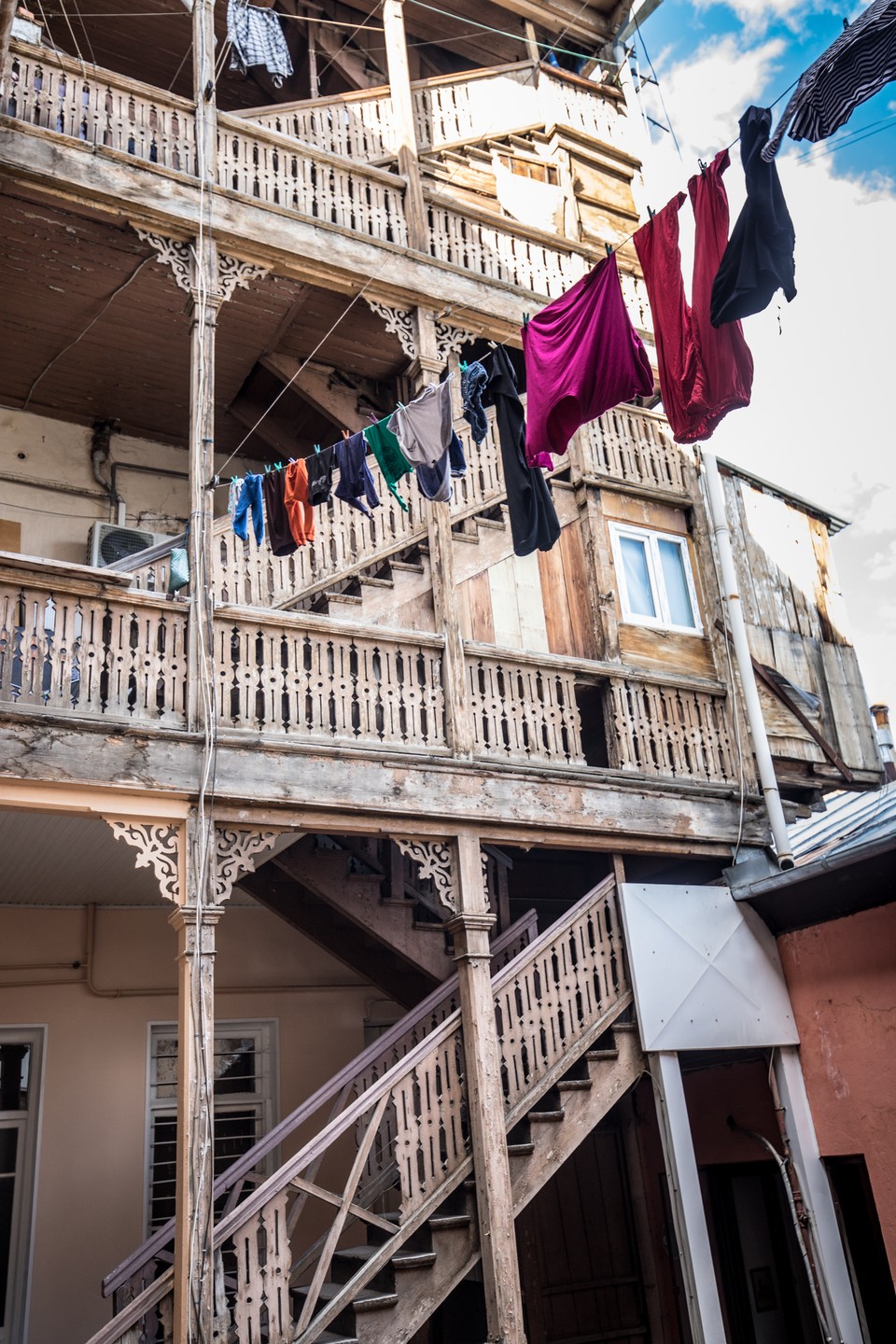 Экскурсия оказалась невероятно увлекательным и запоминающимся. Сразу же погружаешься в атмосферу старого Тбилиси, где каждый дом,