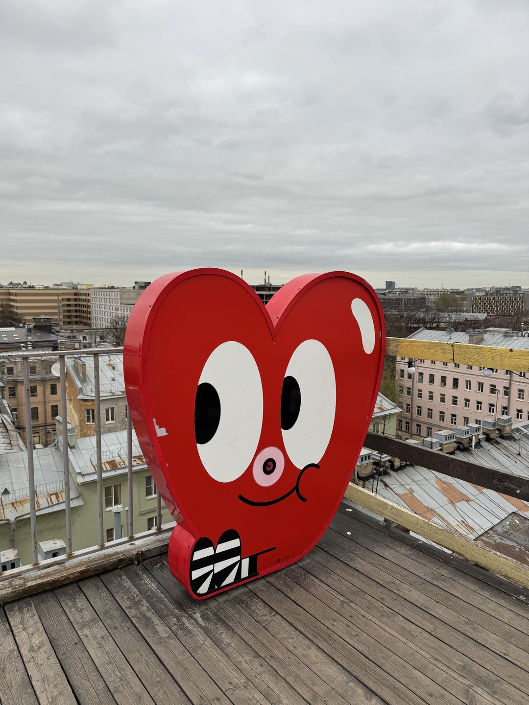 Маршрут понравился, сначала посмотрели дворы, парадные, зашли в желтую парадную, попали в забавную коммуналку, и поднялись