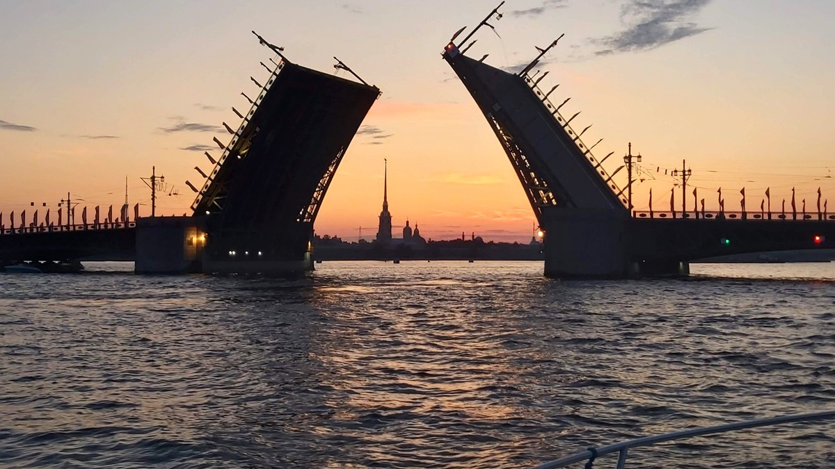 Фото 1 - Экскурсия: "Ночное свидание с Петербургом на катере"