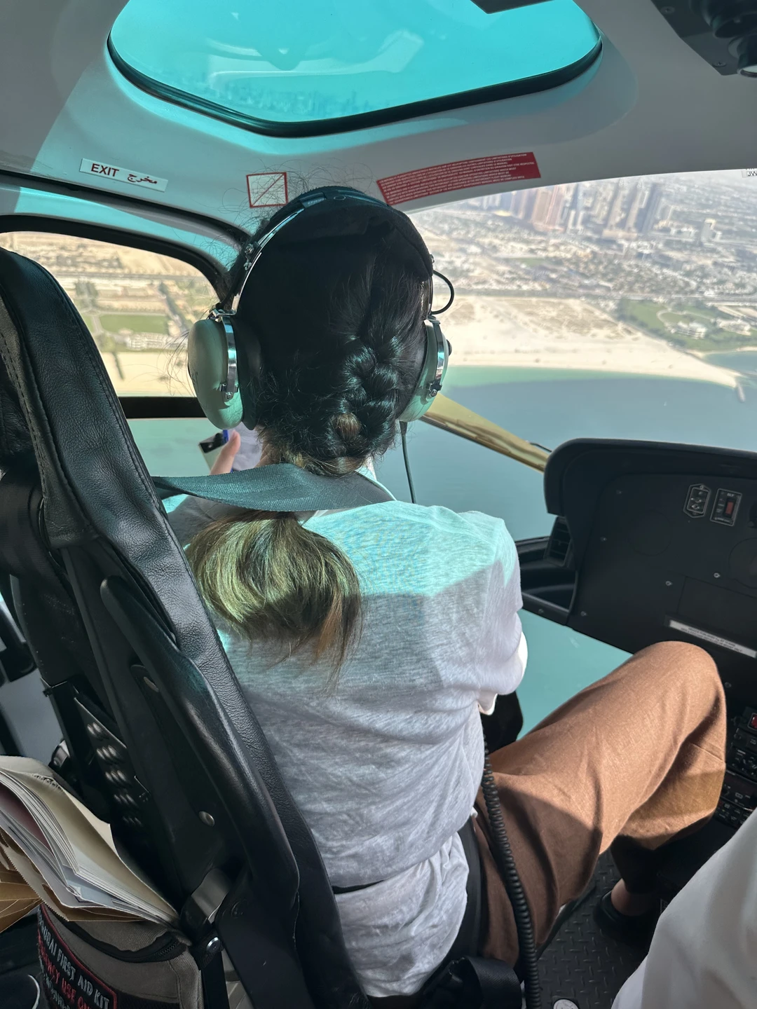 Брали 17-минутный полет над Дубаи и джип-сафари.