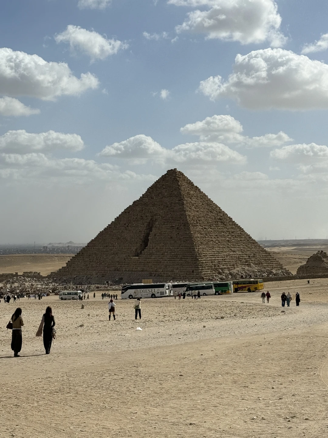 Лучшим решением в путешествии было обратиться к Сайду для организации туров. Так как нас много, программу