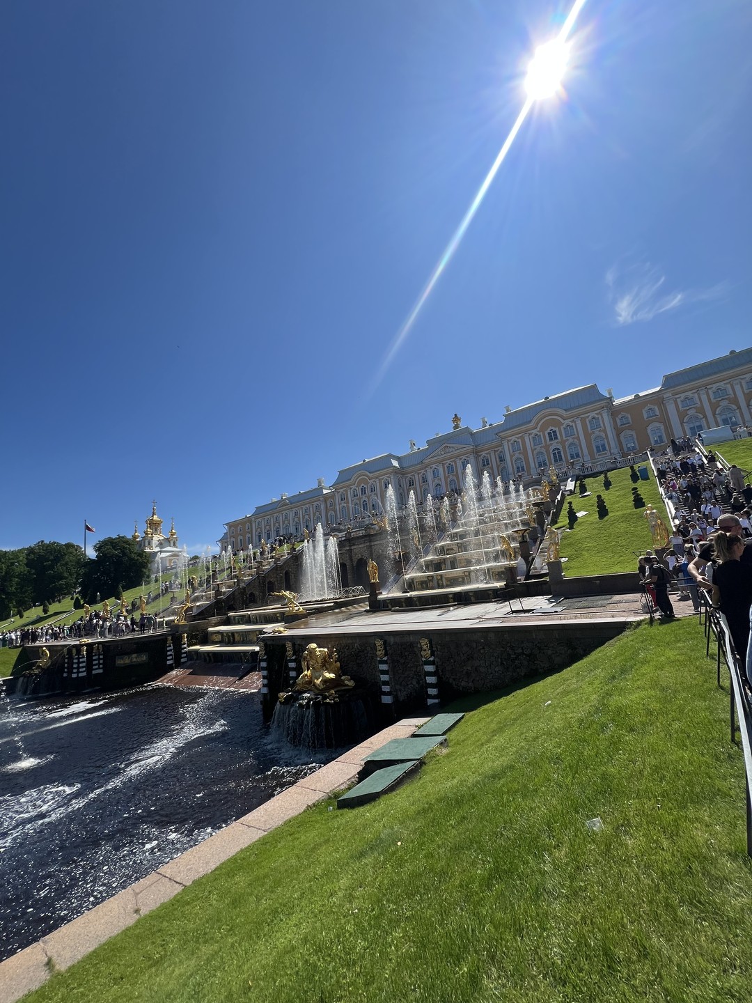 Все бы ничего, но гида вообще не слышно, если только идти с ним за руку. С наушниками было бы комфортнее