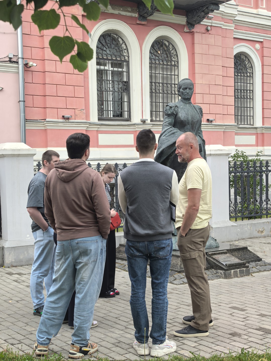 Потрясающе провели день! Экскурсия, как и первое впечатление от Серпухова, оставила самые позитивные впечатления! Наш гид