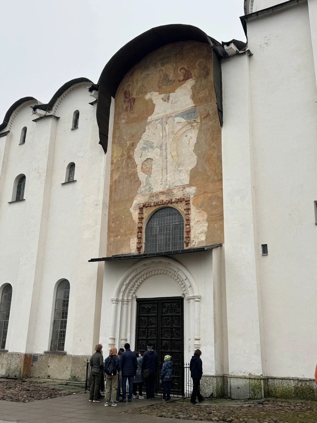 У нас был чудесный экскурсовод Ирина. Погрузила в историю, постаралась не терять ни минуты, чтобы рассказать