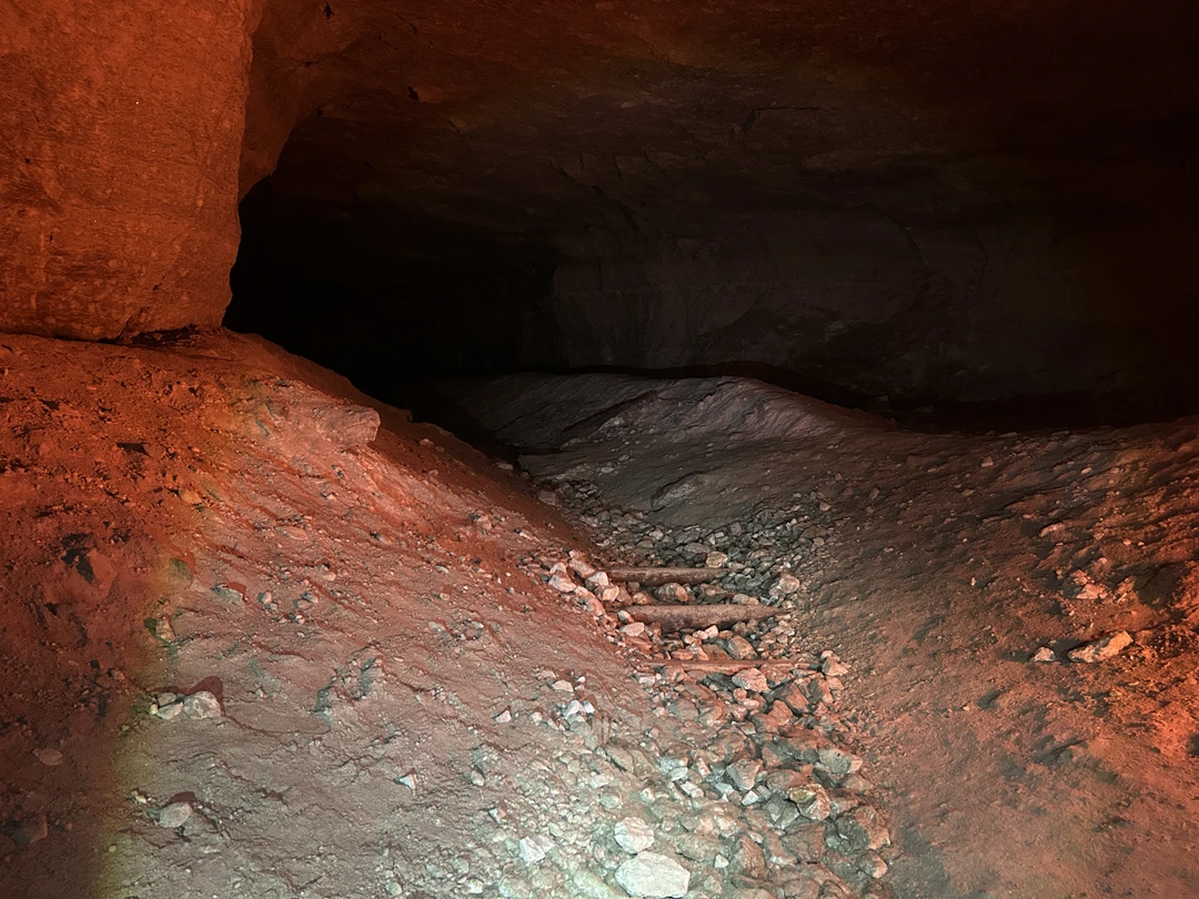 Хочется поделиться восторгом от недавней экскурсии в гипсовые штольни и Юрьевские пещеры! Это был один из самых запоминающихся походов в нашей жизни.