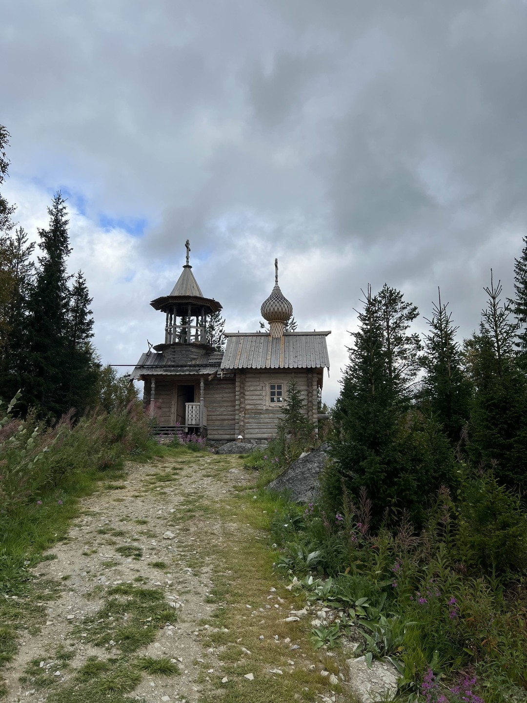 Отличная прогулка на джипе по горам с замечательным экскурсоводом.