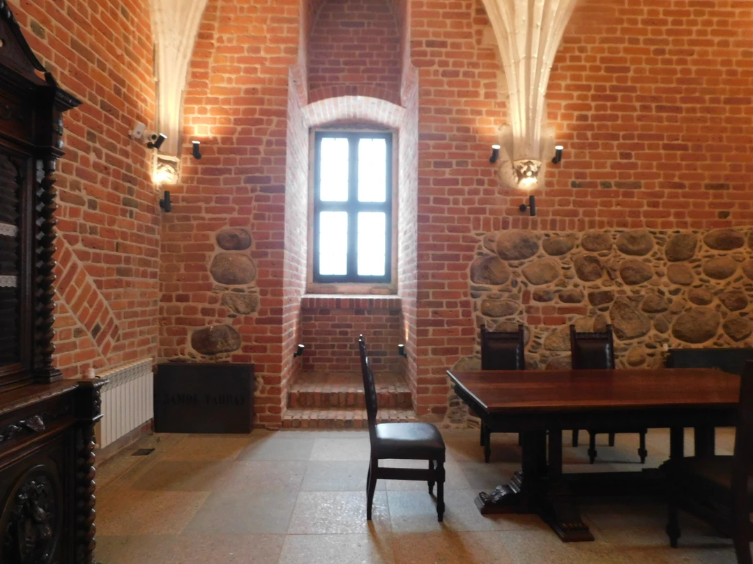 Сергей коммуникабелен и компетентен. Интересный рассказчик. Вся экскурсия прошла на одном дыхании. Рекомендую всем