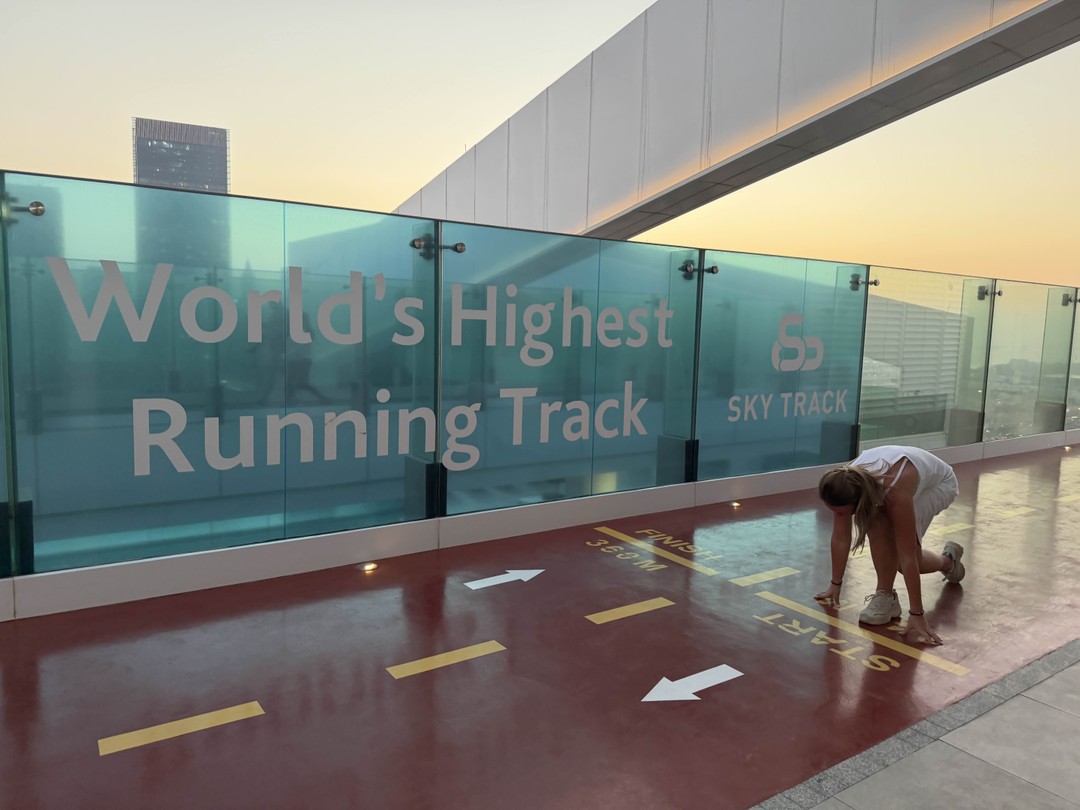 Всем рекомендую, не стоит покупать билеты на смотровые в нашумевшие небоскребы, там людей явно больше, чем кислорода