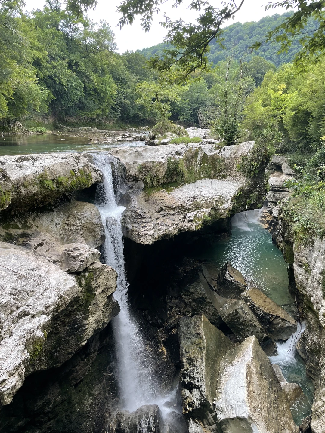 Это больше не экскурсия, а трансфер. Вся группа была англоязычная, по пути гид немного рассказал про