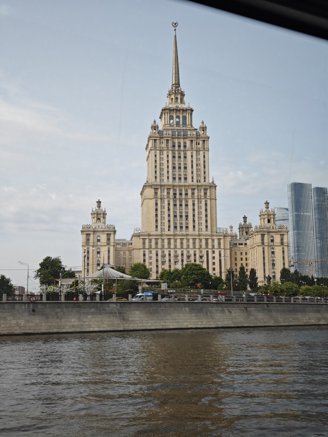 Большое спасибо за прекрасную, познавательную прогулку! Удобно, что используются радиогиды, рассказ слышно в любом месте речного