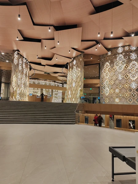 Прекрасное и теплое погружение в историю города. Гид становится вам почти как мамочка: и сфотографирует, и