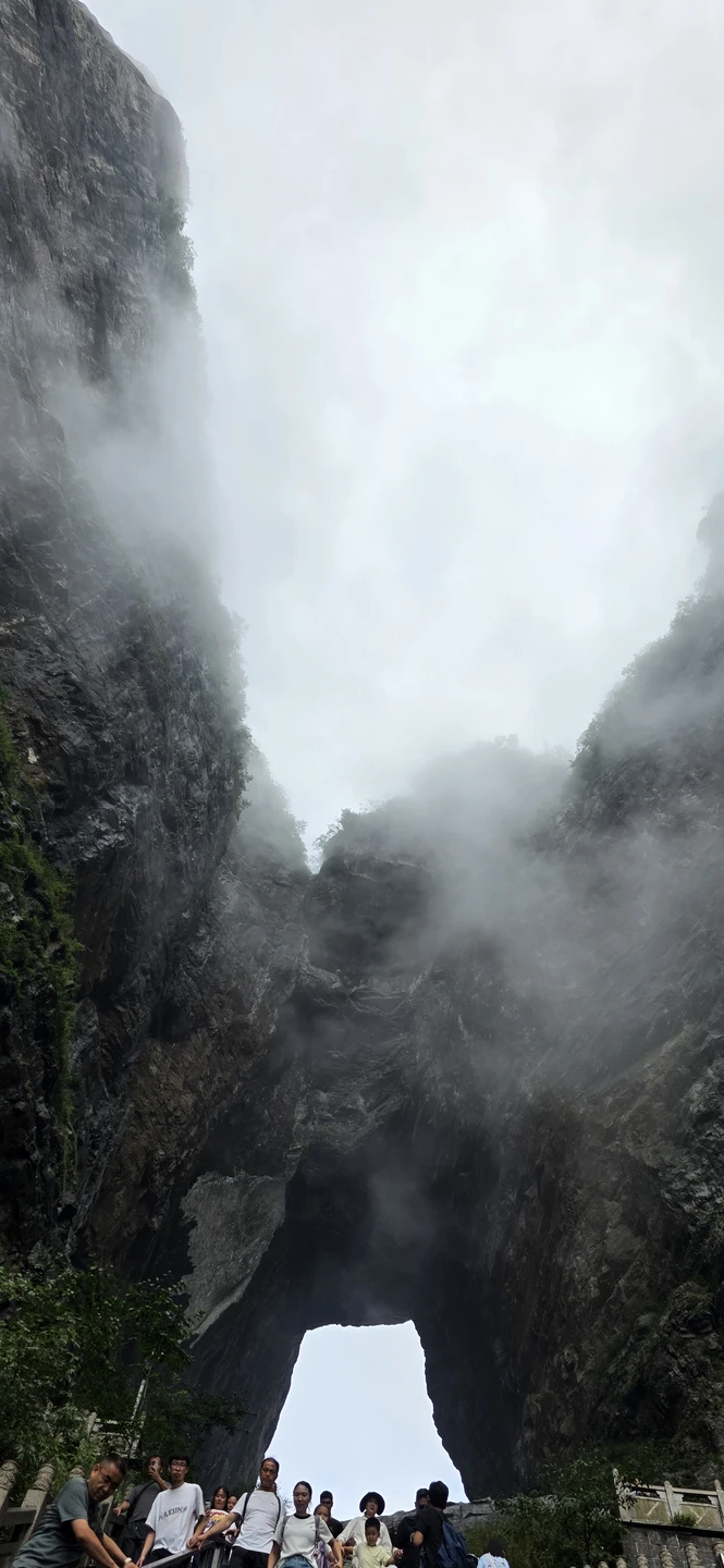 Фантастическая природа национальных парков "Чжанцзяцзе" и "Тяньмэнь"