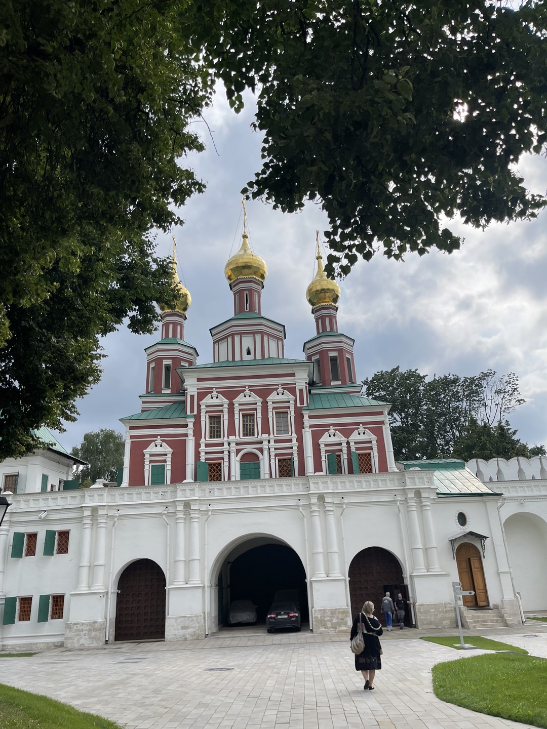 Прекрасная экскурсия! Это было мое первое знакомство с Новодевичьим монастырем и оно превзошло мои ожидания. Два