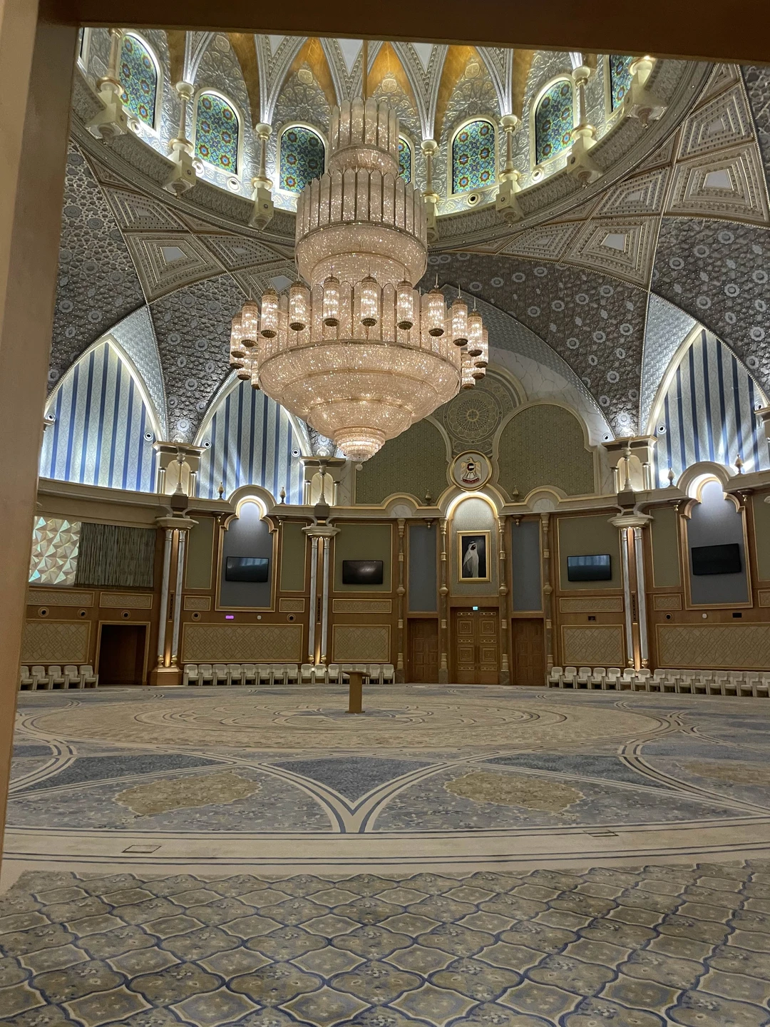 Отвезли во все указанные локации, помогли сделать шикарные фото, подойдет всем желающим ознакомится со столицей ОАЭ 🇦🇪